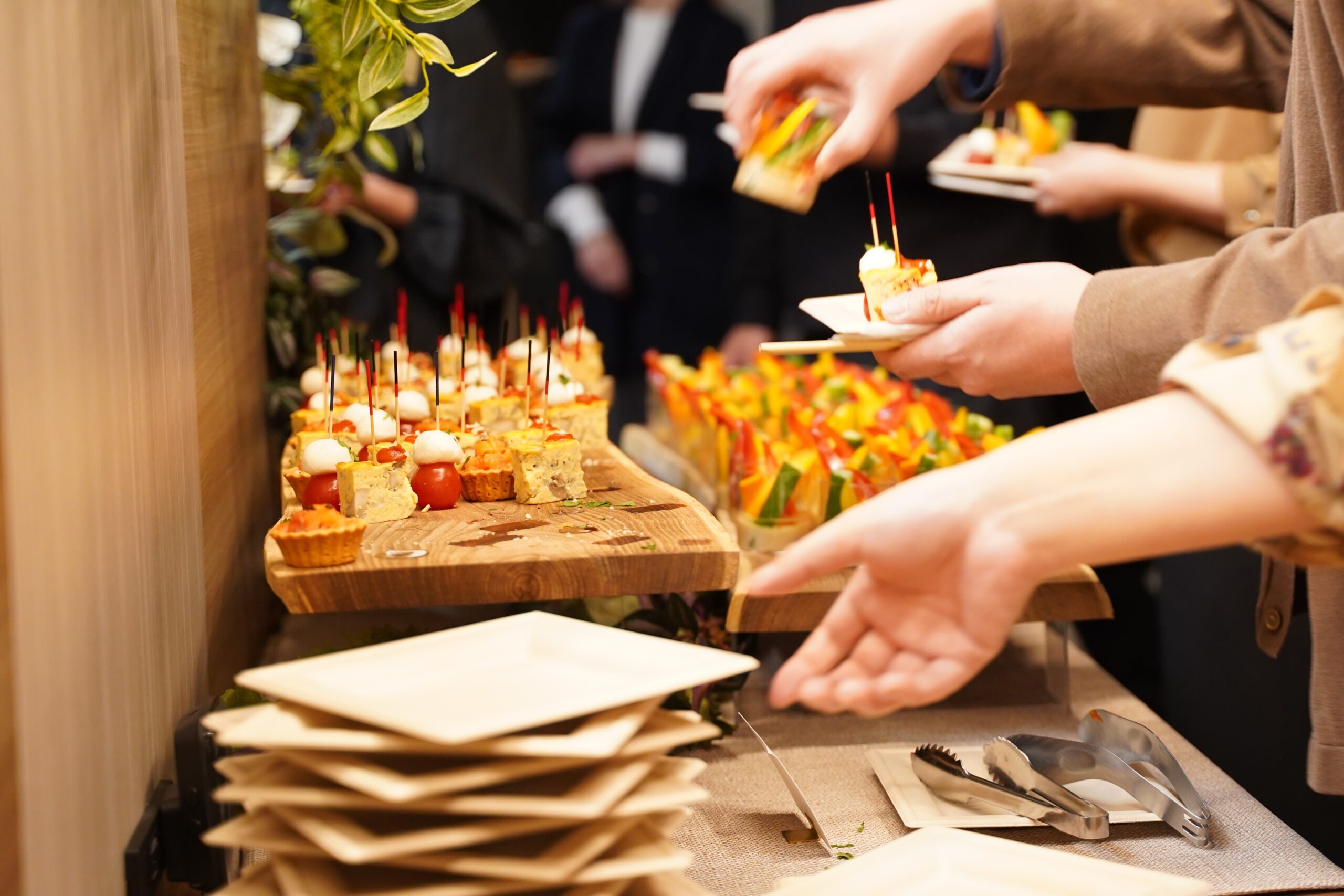 バイキング形式の食事を取る社員。