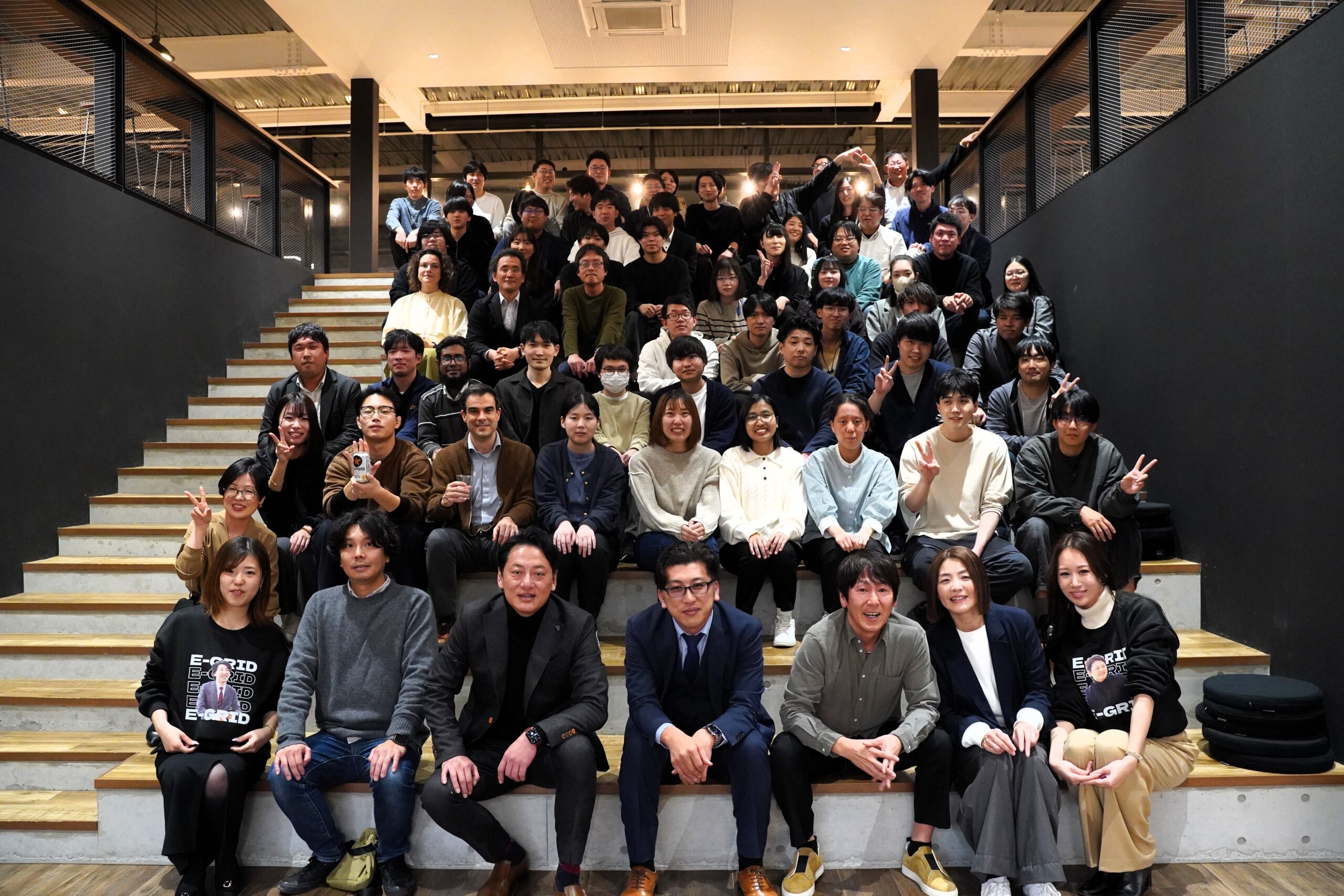 忘年会に参加したイーグリッド社員の集合写真。