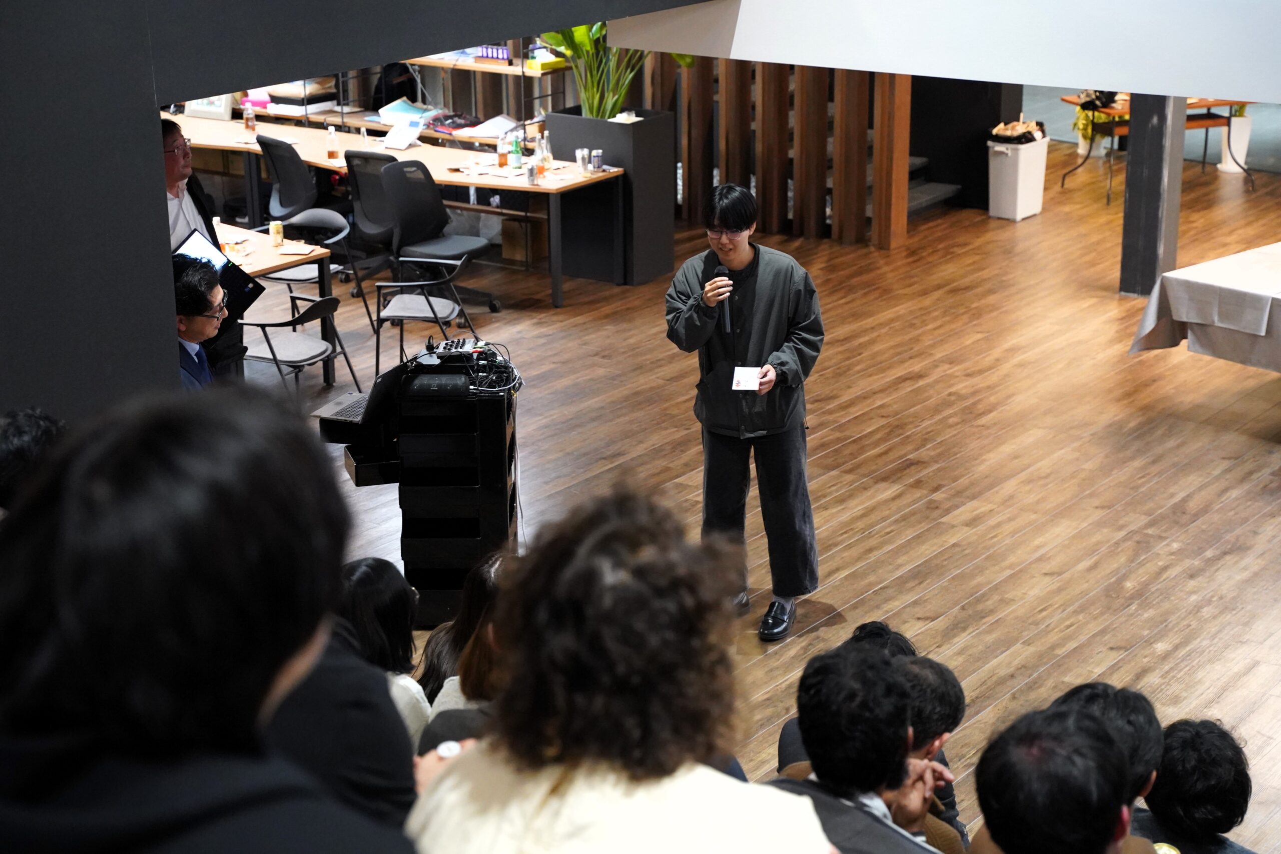 社内勉強会最多登壇者の表彰の様子。