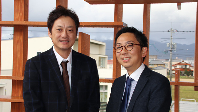 弊社代表・小村（左）とNSSOL吉山さん出典：日鉄ソリューションズWEBサイト「広報ノート」より